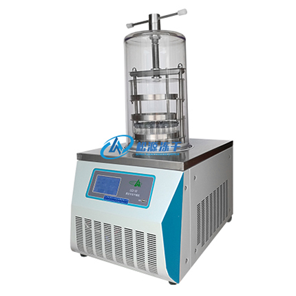 What is the working principle of a freeze dryer refrigeration system?